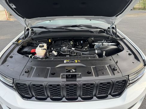 Used 2025 Jeep Grand Cherokee Altitude image 39