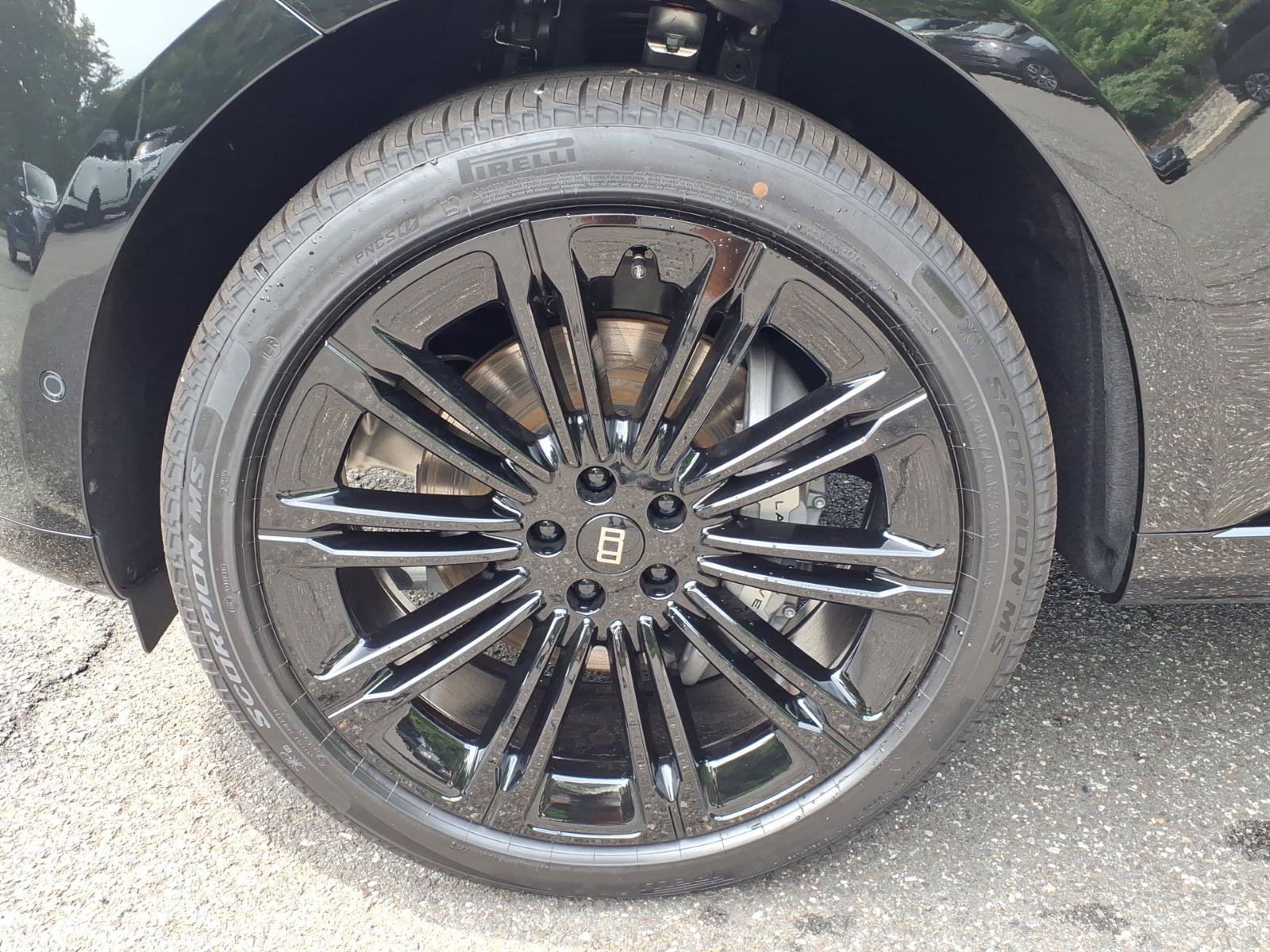 New 2027 Land Rover Range Rover Long Wheelbase SE AWD/4WD image 9