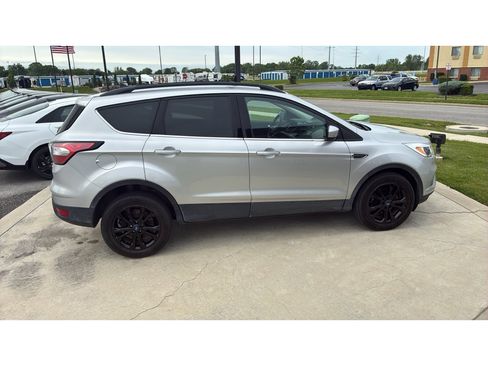 Used 2018 Ford Escape SE w/ SE Sync 3 Package FWD image 6
