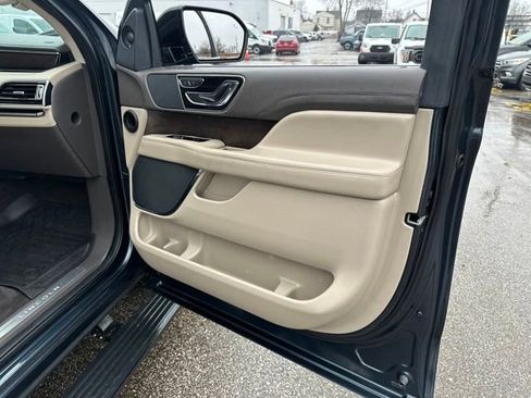 Used 2024 Lincoln Navigator Premiere image 21