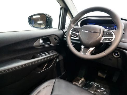 Used 2025 Chrysler Pacifica Select FWD image 12