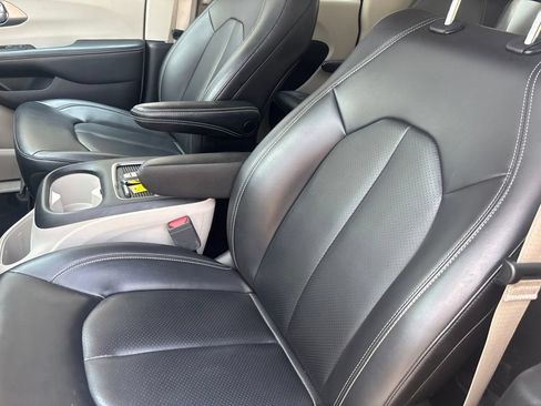 Used 2024 Chrysler Pacifica Limited FWD image 25