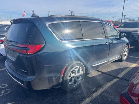 Used 2023 Chrysler Pacifica Limited image 9