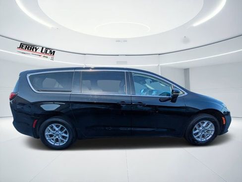 Used 2024 Chrysler Pacifica Touring-L image 2