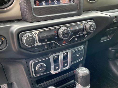 Used 2018 Jeep Wrangler Sport AWD/4WD image 32
