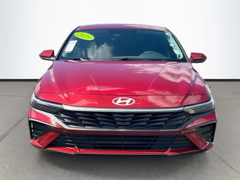 Used 2025 Hyundai Elantra SE w/ Cargo Package FWD image 2
