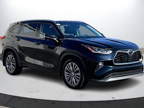 Used 2021 Toyota Highlander Platinum image 2