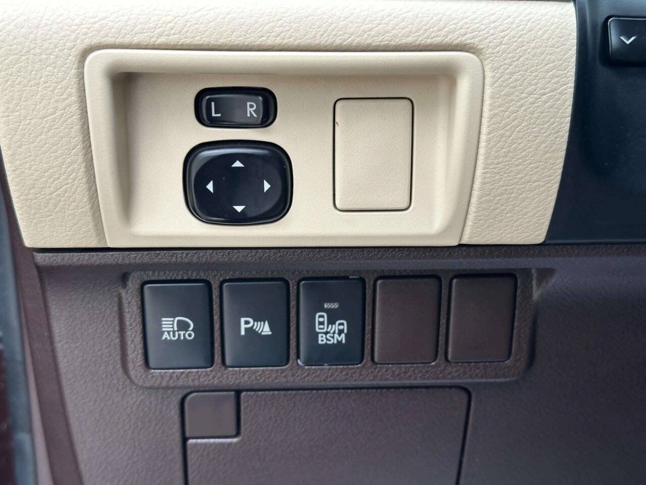 Used 2016 Lexus ES 300h w/ Luxury Package w/Wood Trim FWD image 27