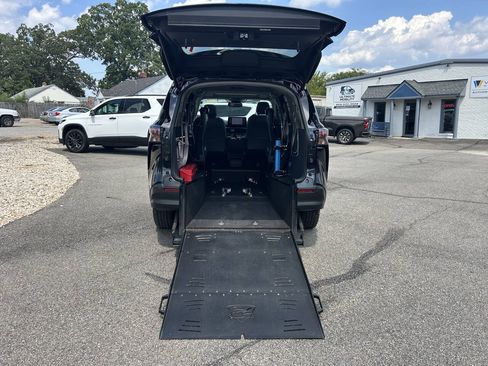 Used 2023 Toyota Sienna XLE FWD image 2