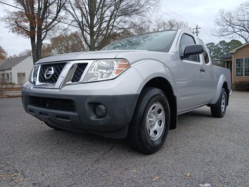 Used 2019 Nissan Frontier S image 2