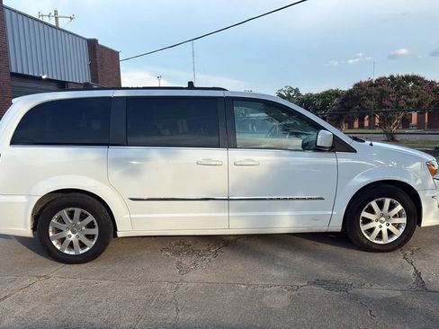 Used 2015 Chrysler Town & Country Touring FWD image 6