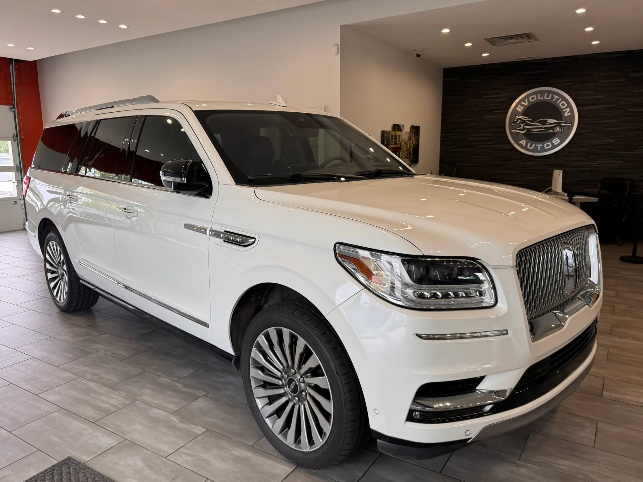 Used 2020 Lincoln Navigator L Reserve w/ Luxury Package AWD/4WD image 3
