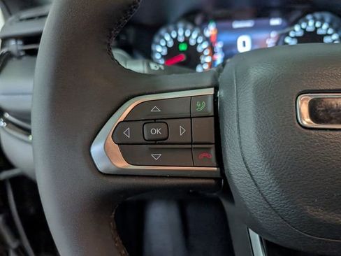 Used 2025 Jeep Compass Latitude w/ Convenience Group AWD/4WD image 18