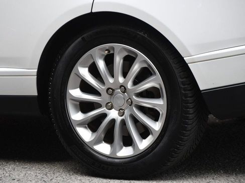 Used 2018 Land Rover Range Rover HSE image 17