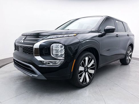 New 2025 Mitsubishi Outlander SE image 3