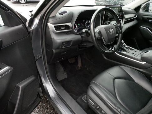 Used 2021 Toyota Highlander XLE AWD/4WD image 4