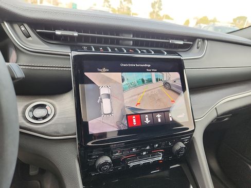 Used 2024 Jeep Grand Cherokee L Limited w/ Luxury Tech Group II image 18