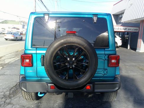 Used 2024 Jeep Wrangler Sahara w/ Technology Group image 4