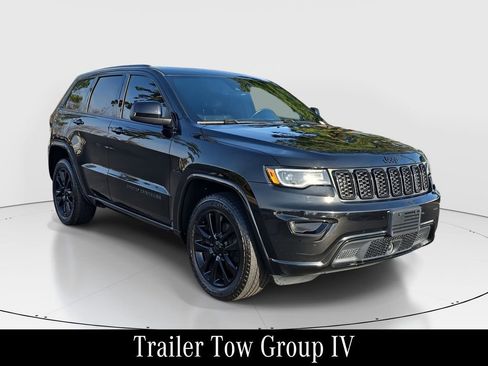 Used 2020 Jeep Grand Cherokee Altitude image 3