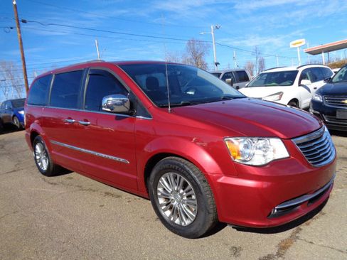 Used 2016 Chrysler Town & Country Touring-L image 3