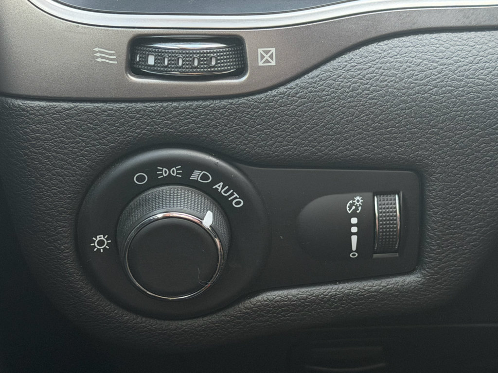 Used 2020 Jeep Cherokee Latitude AWD/4WD image 19
