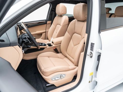 Certified 2026 Porsche Macan AWD/4WD image 5