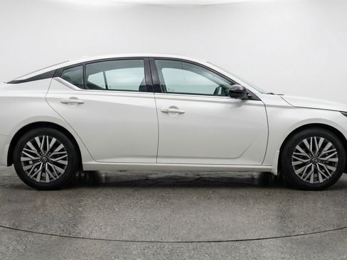 Used 2025 Nissan Altima 2.5 SV FWD image 11