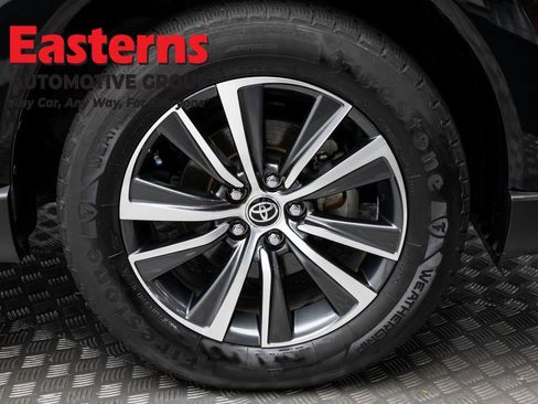 Used 2022 Toyota Venza LE AWD/4WD image 30