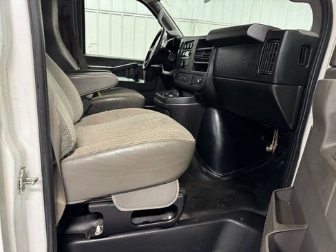 Used 2018 Chevrolet Express 3500 image 9