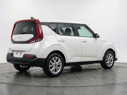 Used 2025 Kia Soul LX w/ LX Technology Package FWD image 9