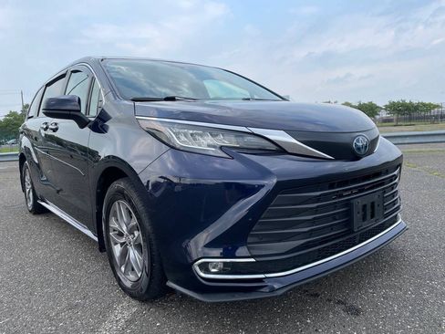 Used 2023 Toyota Sienna XLE AWD/4WD image 5