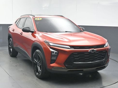 Used 2024 Chevrolet Trax ACTIV w/ Sunroof Package image 2