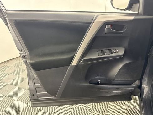 Used 2018 Toyota RAV4 LE image 18