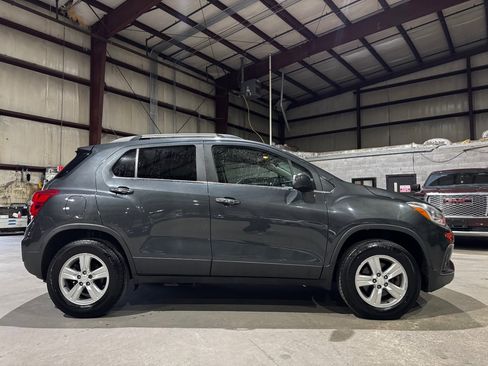 Used 2018 Chevrolet Trax LT w/ LT Convenience Package image 4
