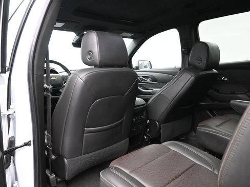 Used 2023 Chevrolet Traverse High Country FWD image 3