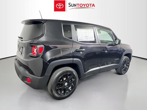 Used 2023 Jeep Renegade Latitude AWD/4WD image 4