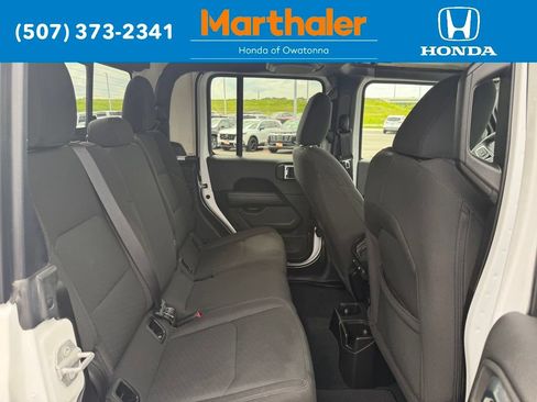 Used 2023 Jeep Gladiator Overland AWD/4WD image 16