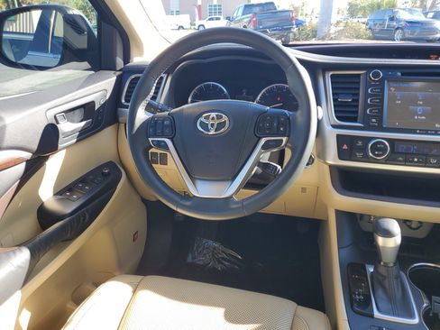 Used 2016 Toyota Highlander Limited Platinum image 13