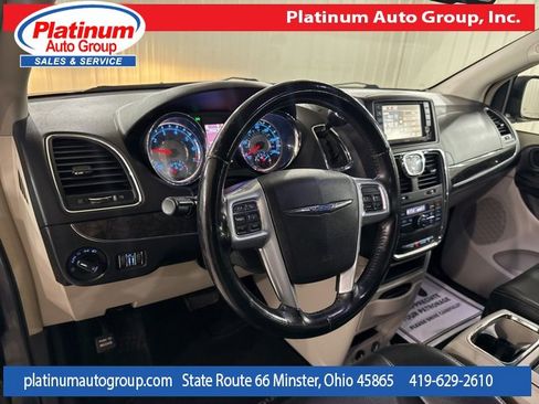 Used 2013 Chrysler Town & Country Touring image 12