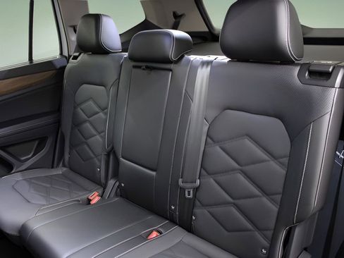 Used 2024 Volkswagen Atlas SE w/ Black Wheel Package FWD image 20