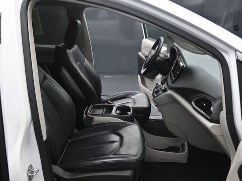 Used 2018 Chrysler Pacifica Touring-L FWD image 9