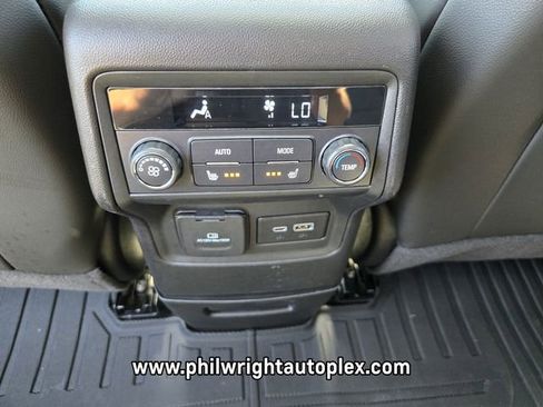 Used 2023 GMC Acadia SLT w/ Elevation Edition FWD image 13