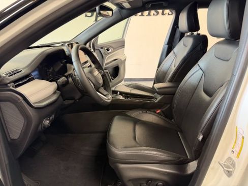 Used 2025 Jeep Compass Limited AWD/4WD image 10