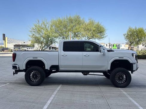 Used 2024 GMC Sierra 2500 Denali Ultimate AWD/4WD image 2