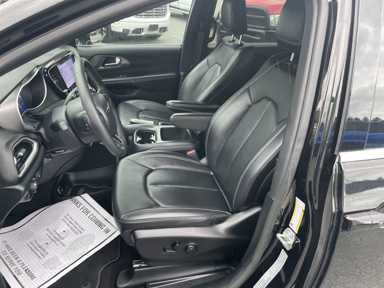 Used 2025 Chrysler Pacifica Select FWD image 27