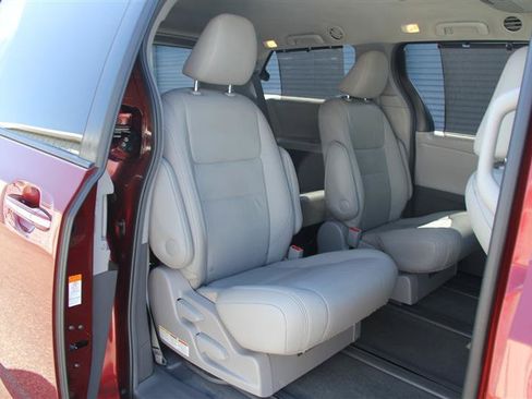Used 2017 Toyota Sienna XLE Premium AWD/4WD image 21