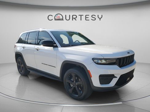 Certified 2023 Jeep Grand Cherokee Altitude AWD/4WD image 4