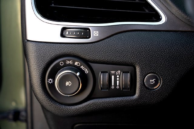 Used 2020 Jeep Cherokee Limited w/ Luxury Group FWD image 19
