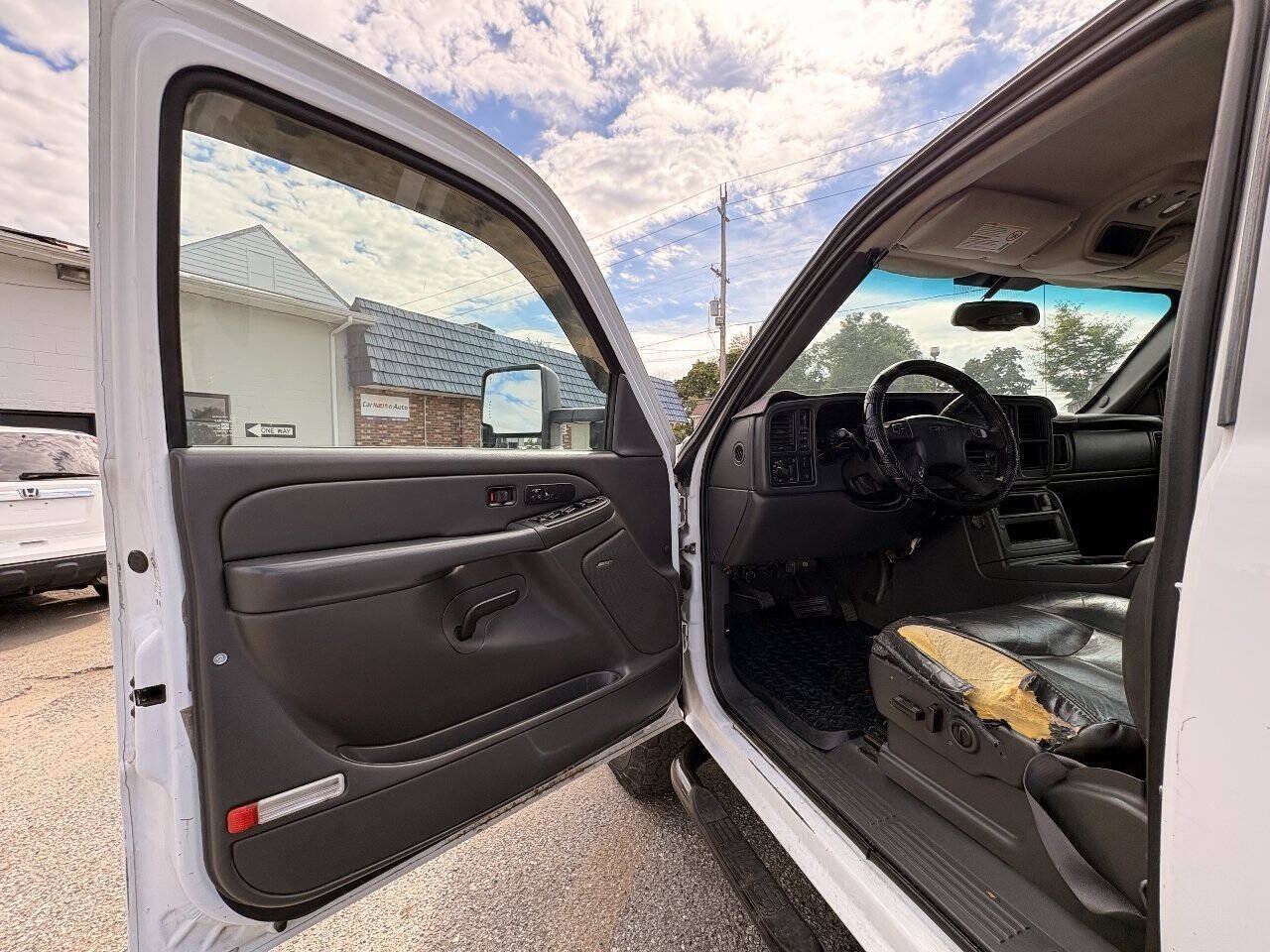 Used 2006 GMC Sierra 2500 SLT w/ Heavy-Duty Power Package AWD/4WD image 16