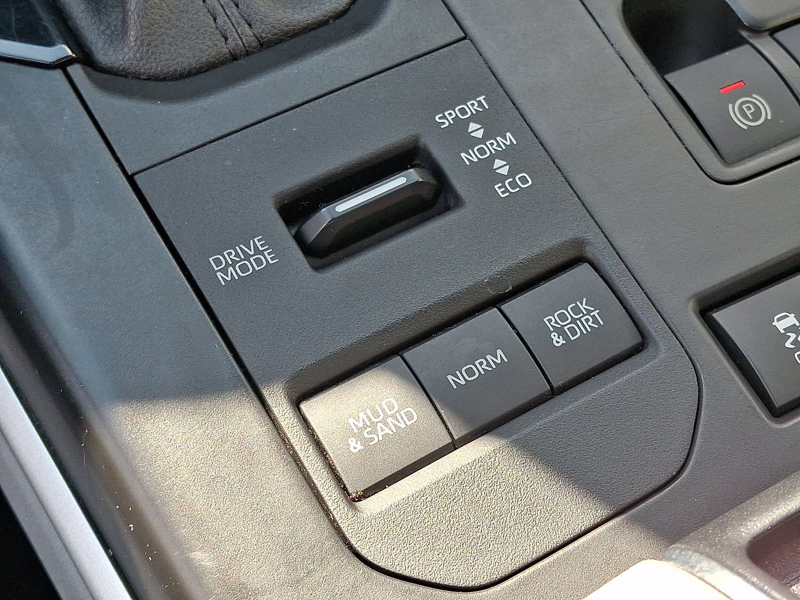 Used 2021 Toyota Highlander XLE AWD/4WD image 25